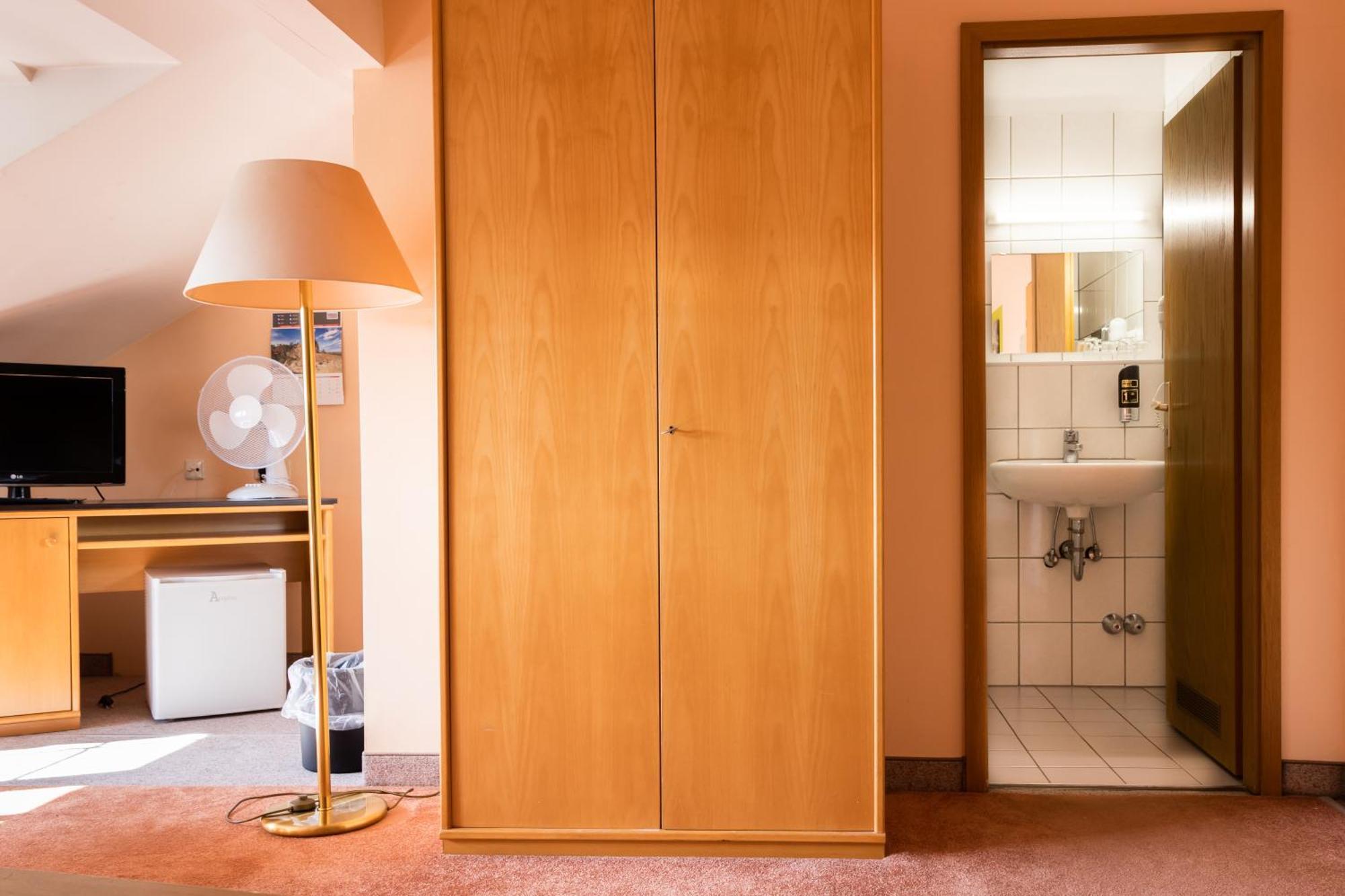 Hotelpension Zum Gockl Allershausen Luaran gambar