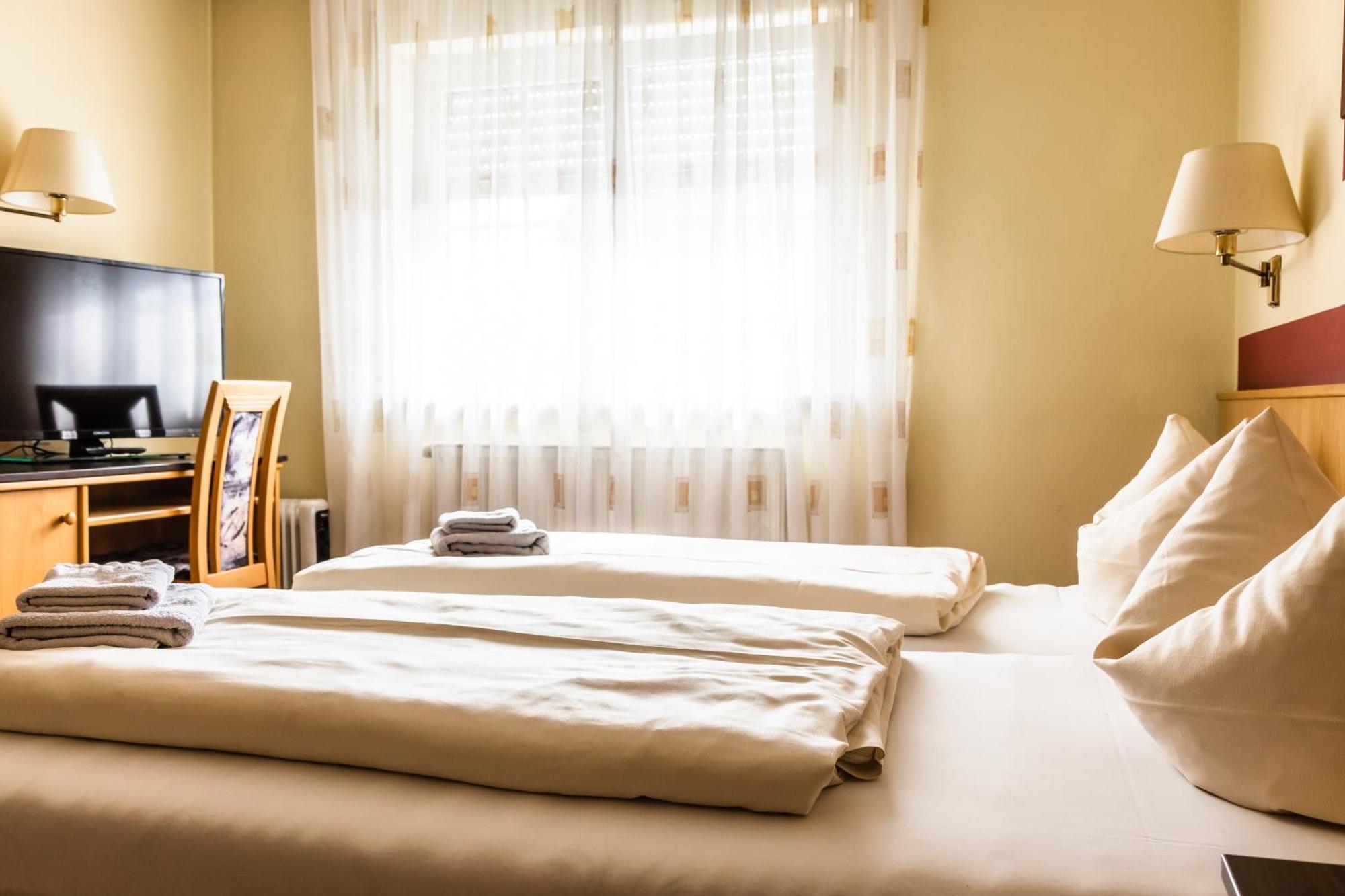 Hotelpension Zum Gockl Allershausen Luaran gambar