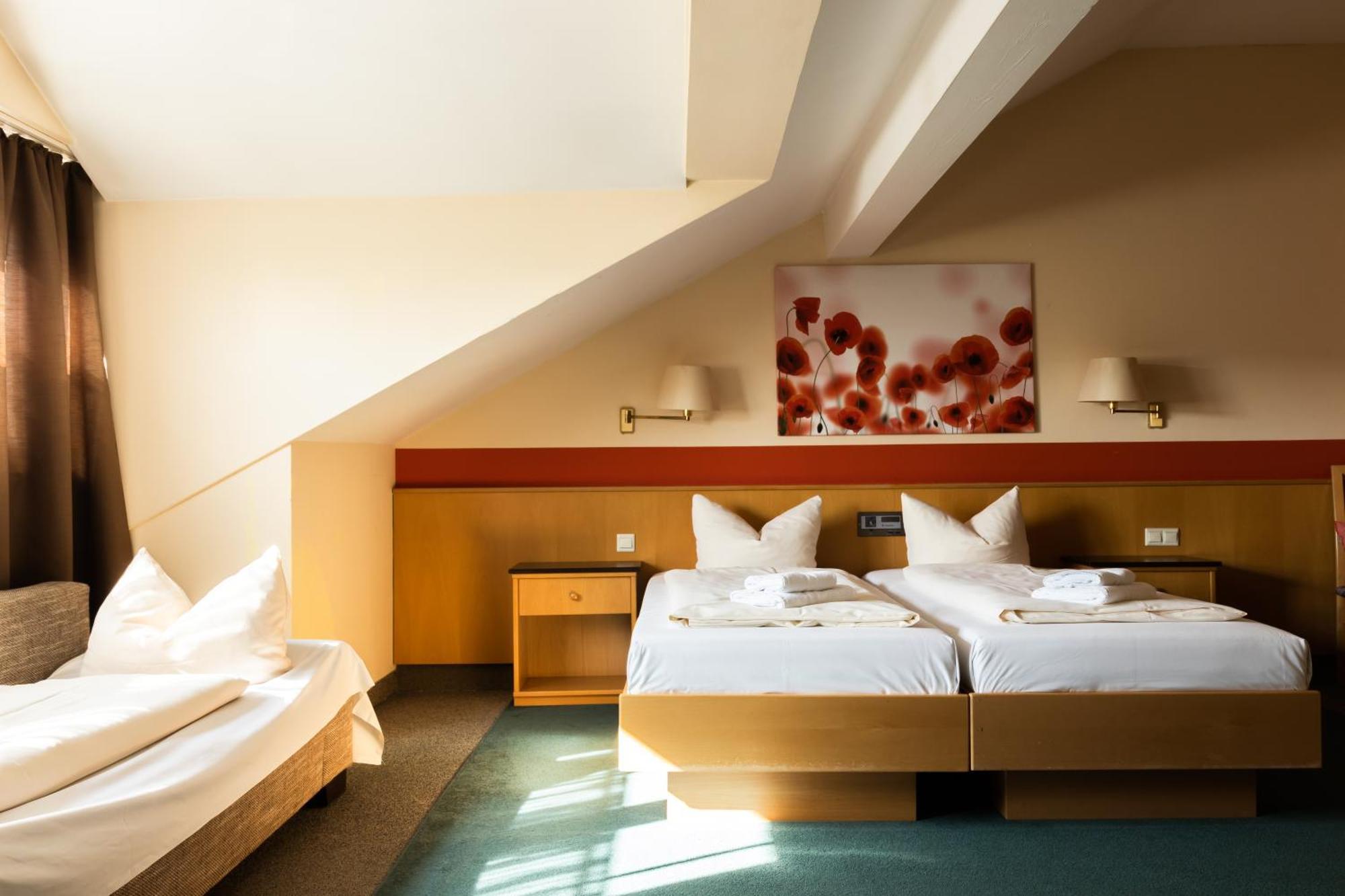 Hotelpension Zum Gockl Allershausen Luaran gambar