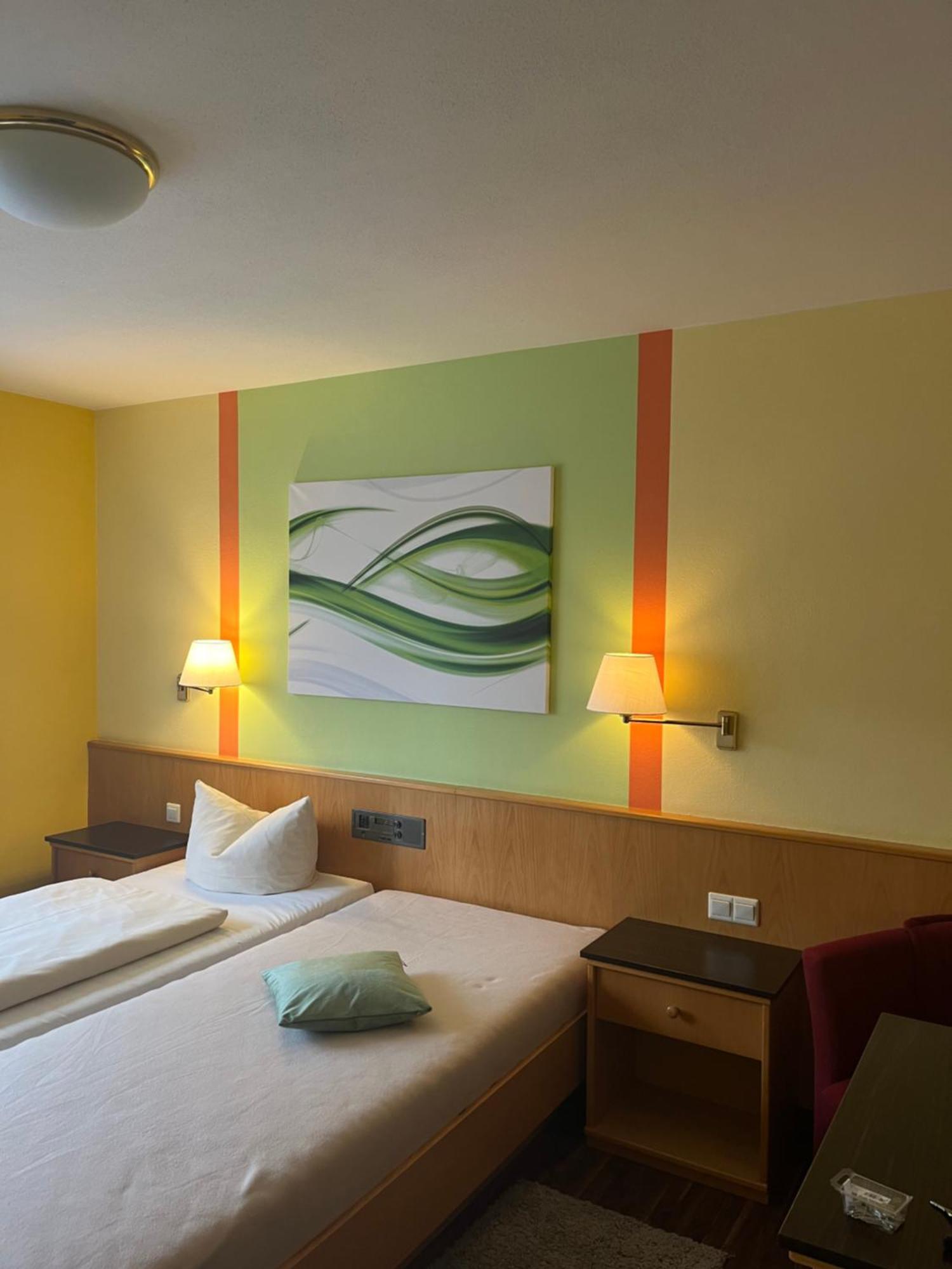 Hotelpension Zum Gockl Allershausen Luaran gambar