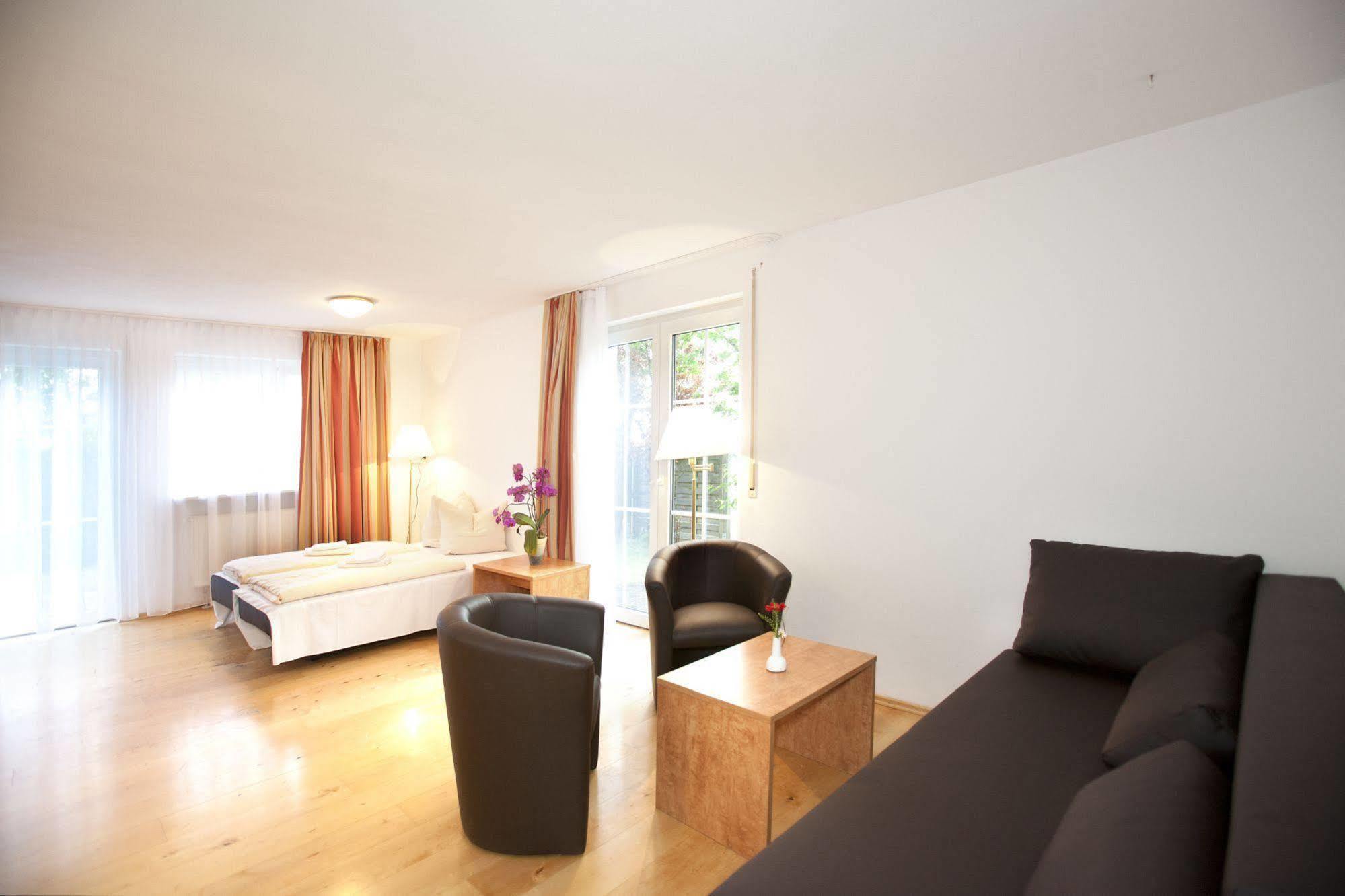 Hotelpension Zum Gockl Allershausen Luaran gambar