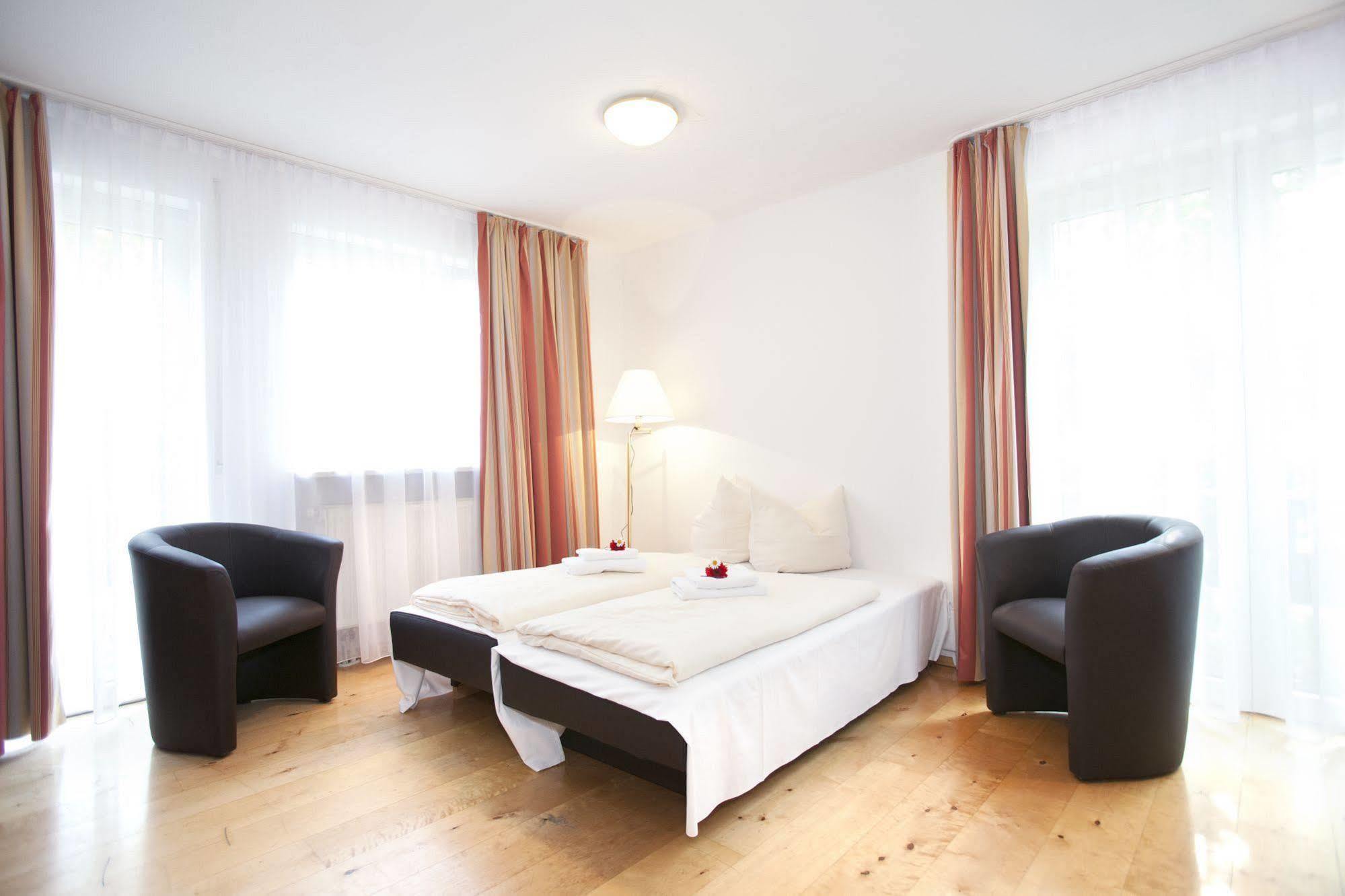 Hotelpension Zum Gockl Allershausen Luaran gambar