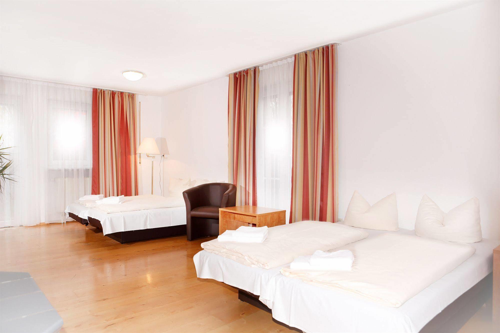 Hotelpension Zum Gockl Allershausen Luaran gambar