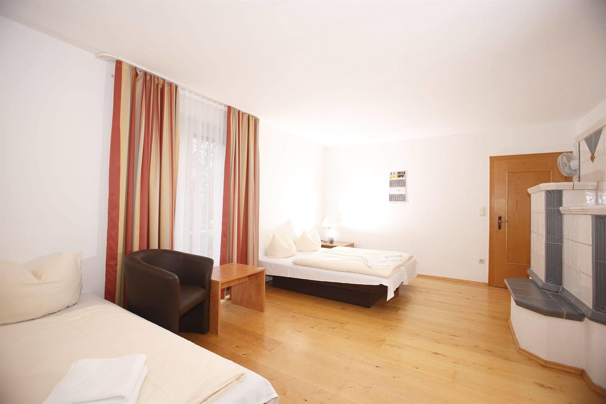 Hotelpension Zum Gockl Allershausen Luaran gambar
